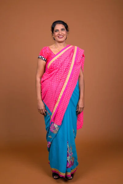 Full längd skott av glad indisk kvinna som bär traditionella kläder — Stockfoto