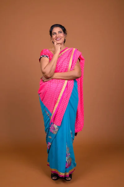 Tiro de comprimento total da mulher indiana pensando — Fotografia de Stock