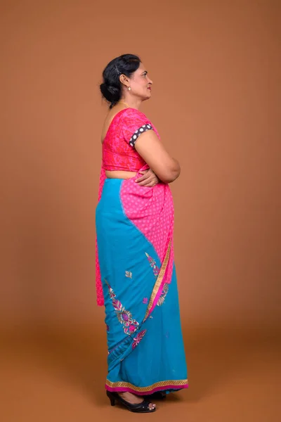 Профиль индийской женщины в традиционной одежде в полный рост — стоковое фото