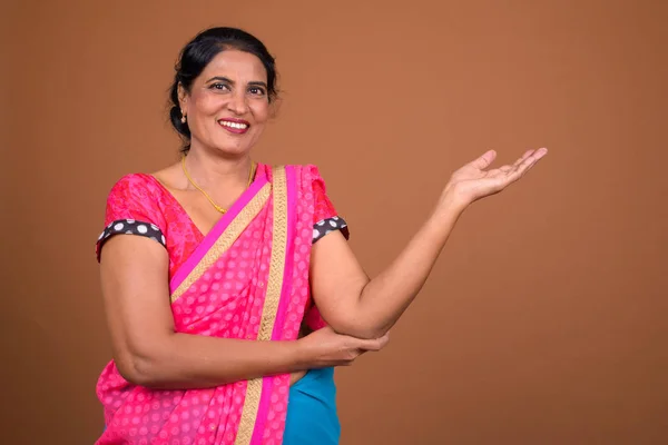 Mulher indiana feliz vestindo roupas tradicionais e mostrando espaço de cópia — Fotografia de Stock