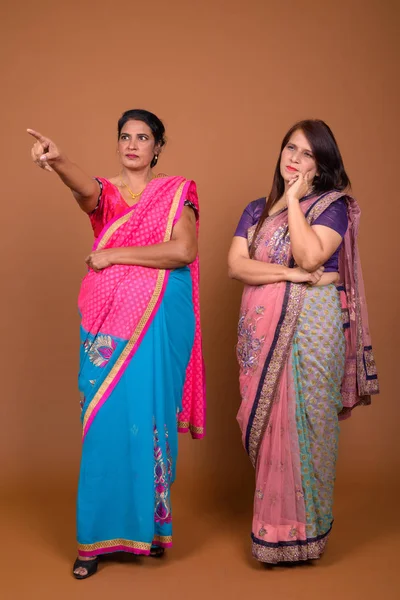 Две зрелые индийские женщины в традиционной одежде Сари — стоковое фото