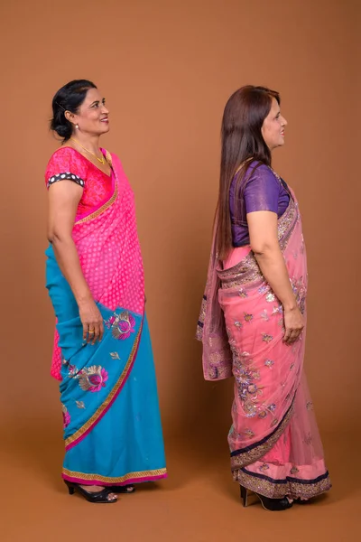 Полнометражный снимок двух стоящих индианки — стоковое фото