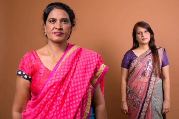 伝統的な服を着て 2 つの成熟したインドの女性の肖像画 — ストック写真