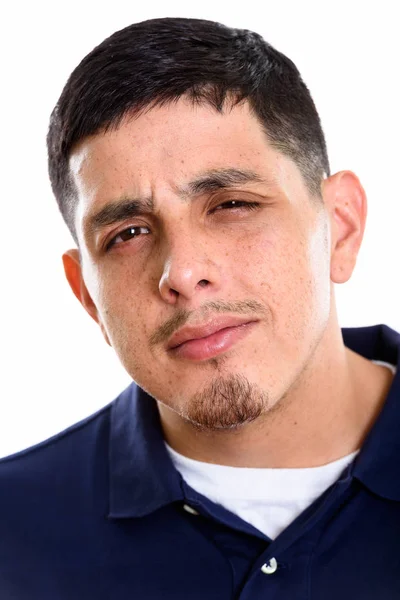 Ansiktet på ung latinamerikan man ser förvirrad — Stockfoto