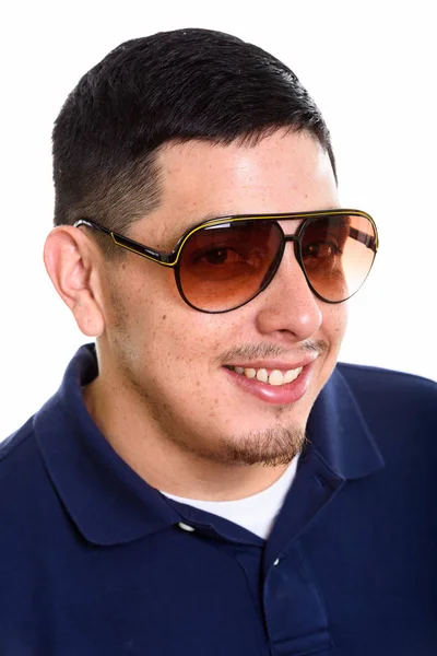 Rosto de jovem feliz homem hispânico sorrindo enquanto vestindo sunglasse — Fotografia de Stock