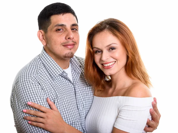 年轻愉快的拉美裔夫妇微笑, 而拥抱对方 — 图库照片