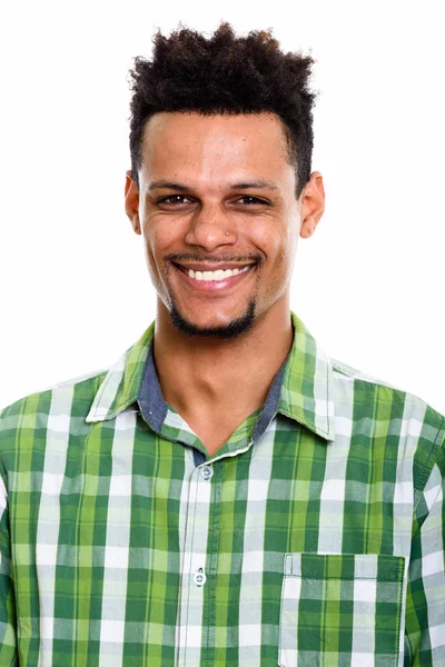 Studio plan de jeune homme africain heureux souriant — Photo