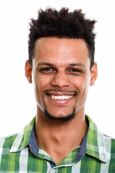 Visage de jeune homme africain heureux souriant — Photo