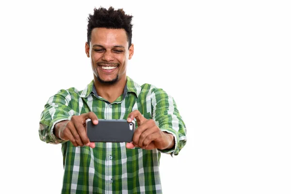 Estúdio tiro de jovem feliz homem africano sorrindo ao tomar pict — Fotografia de Stock