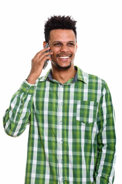 Pensativo jovem feliz Africano homem sorrindo enquanto falando no mobi — Fotografia de Stock
