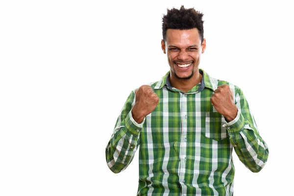 Estudio disparo de joven feliz africano hombre sonriendo mientras busca exc — Foto de Stock