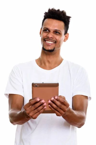 Pensativo jovem feliz Africano homem sorrindo enquanto segurando digital — Fotografia de Stock
