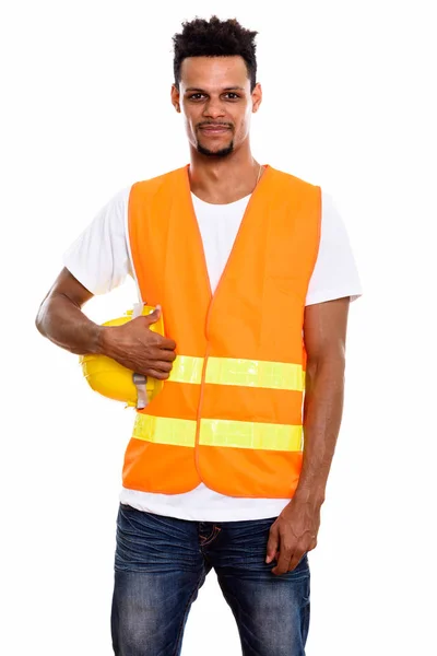 Mladý africký muž stavební dělník držící bezpečnostní přilbu — Stock fotografie