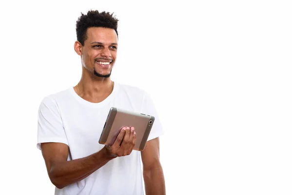 Pensativo jovem feliz Africano homem sorrindo enquanto segurando digital — Fotografia de Stock