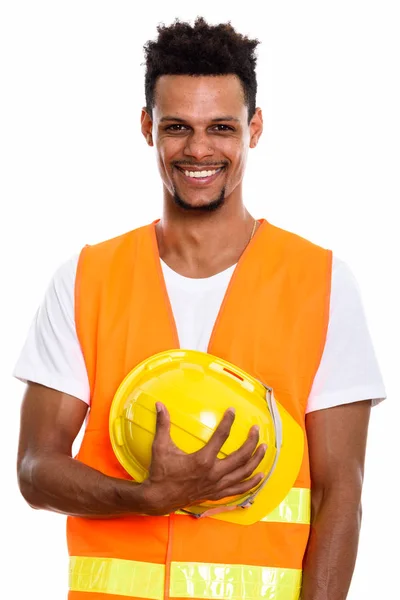 Pracownik budowlany młody człowiek Afryki szczęśliwy uśmiechający się podczas holdin — Zdjęcie stockowe