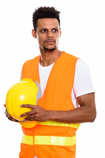 Afrikaanse jongeman bouwvakker houden veiligheid helm gebruikswoord — Stockfoto
