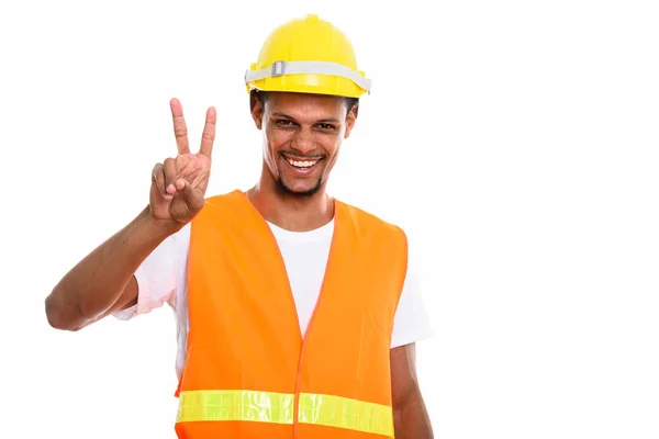 Giovane felice uomo africano lavoratore edile sorridente mentre dà — Foto Stock