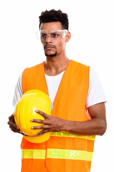 Jovem homem africano trabalhador da construção segurando capacete de segurança enquanto — Fotografia de Stock