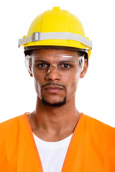 Rosto do jovem homem africano trabalhador da construção vestindo protetor — Fotografia de Stock