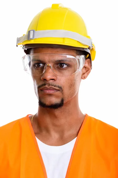Rosto do jovem homem africano trabalhador da construção pensando enquanto wea — Fotografia de Stock