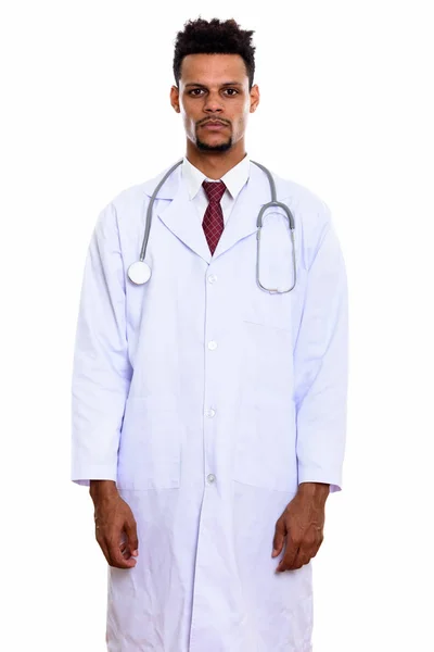 Studio zdjęcie młodego afrykańskiego lekarza stojącego — Zdjęcie stockowe
