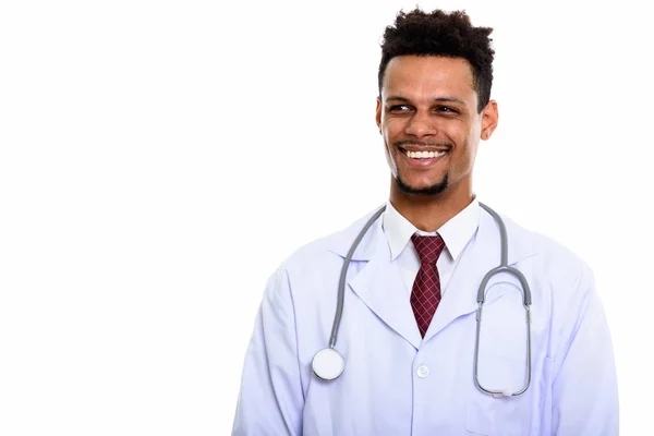 Joven hombre africano feliz médico sonriendo mientras piensa y mira —  Fotos de Stock