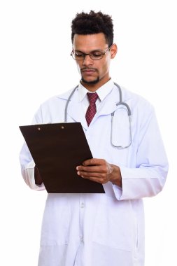 Genç Afrikalı doktorun panoda kitap okurken çekilmiş bir fotoğrafı.