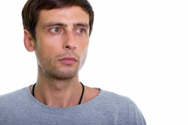 Yakışıklı delikanlı distanc bakarken düşünme, yakın çekim