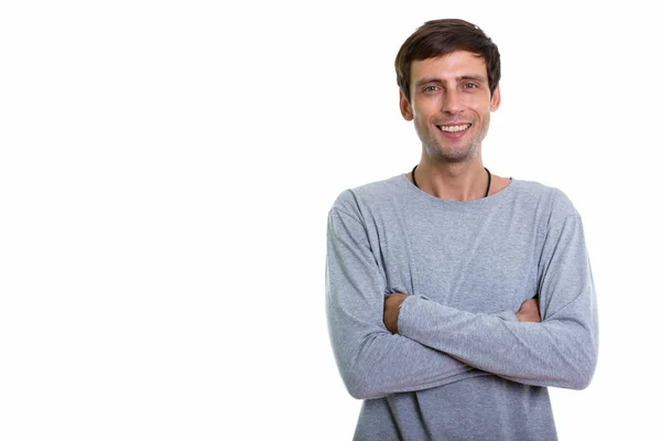 Estúdio tiro de feliz jovem bonito homem sorrindo com braços cruzados — Fotografia de Stock