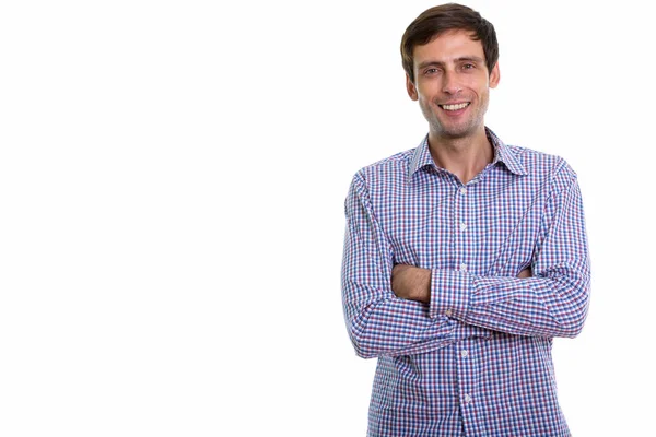 Estúdio tiro de jovem empresário feliz sorrindo com os braços cruzados — Fotografia de Stock