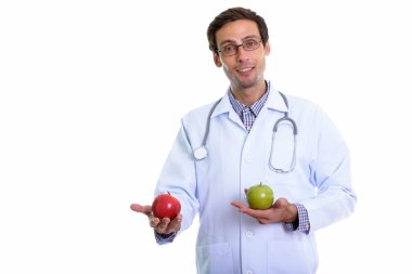 Gree tutarken gülümseyen genç mutlu adam doktor stüdyo çekim