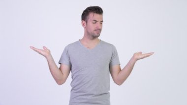 Genç yakışıklı İspanyol adam bir şey karşılaştırma