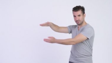Parmak yapışmayı hem de bir şey gösterilen genç mutlu İspanyol adam