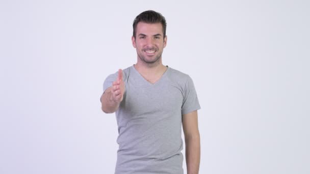 Щасливі іспаномовні юнак даючи рукостискання — стокове відео