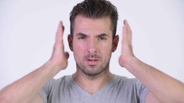 Mladý pohledný muž hispánského pokrývající uši jako tři moudré opice koncept — Stock video