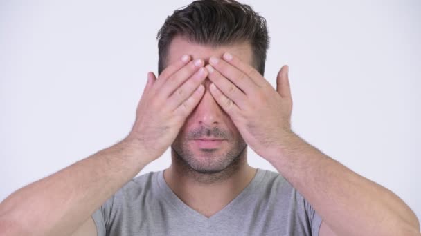 Mladý pohledný muž hispánského pokrývající oči jako tři moudré opice koncept — Stock video