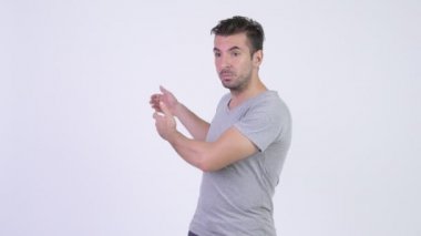 Mutlu İspanyol delikanlı bir şey sunmak