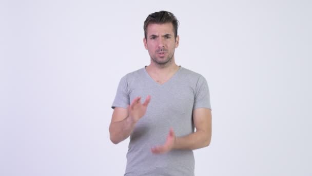 Щасливі іспаномовні юнак плескаючи руки — стокове відео