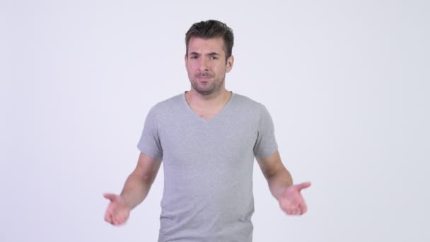 Junger hübscher hispanischer Mann zuckt mit den Schultern — Stockvideo
