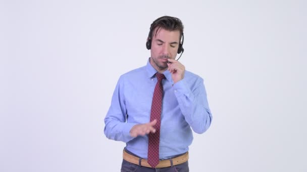 Giovane stressato uomo d'affari ispanico come rappresentante call center cercando infastidito — Video Stock