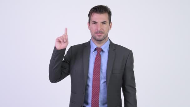 Junger glücklicher hispanischer Geschäftsmann zeigt nach oben — Stockvideo