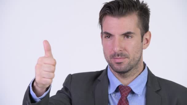 Kopfschuss eines jungen, glücklichen hispanischen Geschäftsmannes, der Daumen nach oben gibt — Stockvideo