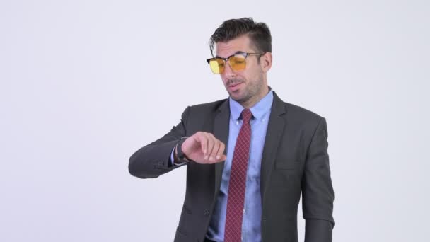 Jovem estressado empresário hispânico removendo óculos escuros e verificando o tempo — Vídeo de Stock
