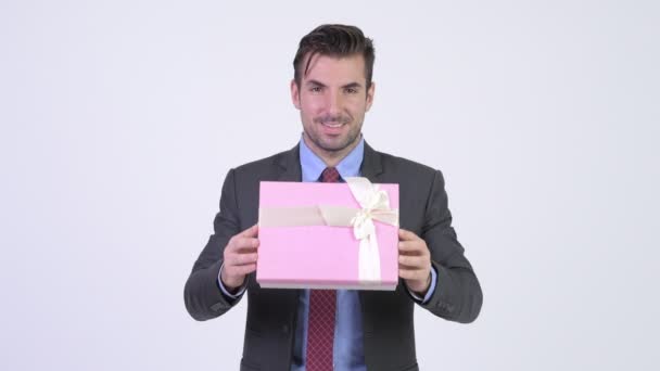 Joven feliz empresario hispano dando caja de regalo — Vídeo de stock