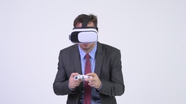 Jonge Spaanse zakenman spelen en met behulp van virtual reality headset — Stockvideo