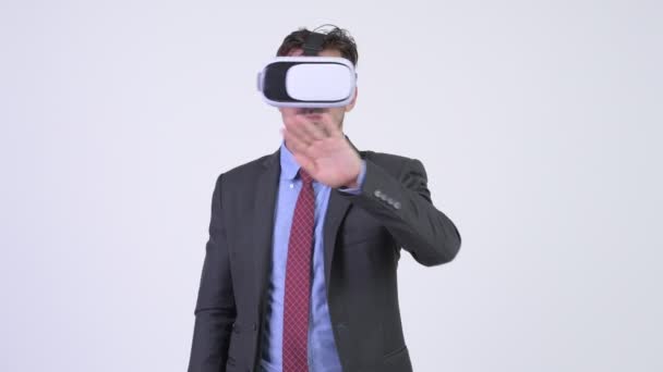 Jovem empresário hispânico usando headset realidade virtual — Vídeo de Stock