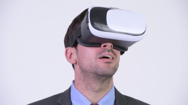 Hoofd schot van jonge Spaanse zakenman met behulp van virtual reality headset — Stockvideo