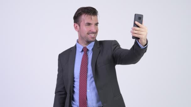 Giovane felice uomo d'affari ispanico prendendo selfie — Video Stock