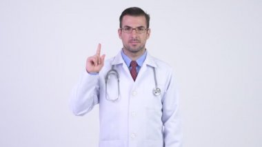 Genç mutlu İspanyol adam doktor yukarı dönük