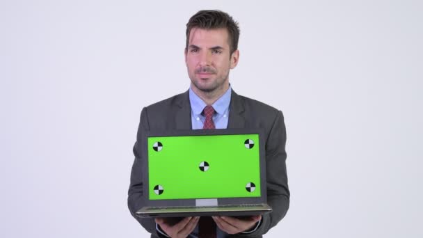 Mladý šťastný hispánské podnikatel přemýšlet při zobrazování laptop — Stock video